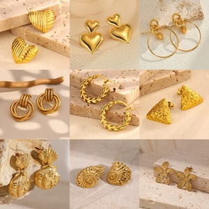 Gli orecchini di perle sono versatili e di fascia alta per le donne, <span class=keywords><strong>con</strong></span> un perno in acciaio inossidabile placcato oro 18k di lusso leggero - Product Image 4