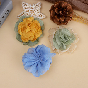 Flor de tela 3D de camelia bicolor de gasa de 5.5 cm para bricolaje, pendientes, ropa, zapatos, bolsos, accesorios decorativos - Product Image 4