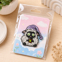 En gros, Pin's en émail souple Kawaii Mouton/Agneau de dessin animé endormi amusant, Broche pour sac à dos et veste, Badge métallique personnalisé