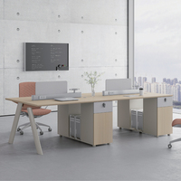 Poste de travail en L pour 4 personnes, bureau de personnel moderne et simple avec écran, casier et cloison, bureau informatique pour employés avec rangement
