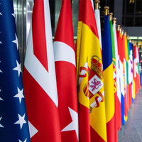 Drapeau national d'intérieur sur pied avec mât en acier inoxydable, drapeau de pays personnalisé pour salle de réunion