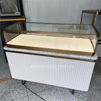 Vitrine à bijoux haut de gamme en métal, présentoir à bijoux avec base en forme d'ondulation d'eau, comptoir de présentation de bijoux personnalisé en marbre