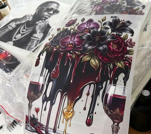 Plastisol Premium para Transferencia Térmica en Prendas y Bolsas con Gráfico Floral Gótico de Vino Goteando - Product Image 1