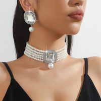 Ensemble collier ras-de-cou et boucles d'oreilles courts superposés avec gros strass et perles, ornés de cristaux verts/rouges/transparents, pour femme, idéal pour mariage