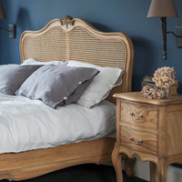 Lit double en bois de chêne massif, style français vintage, avec cadre en osier fait main, finition vieillie, vente en gros