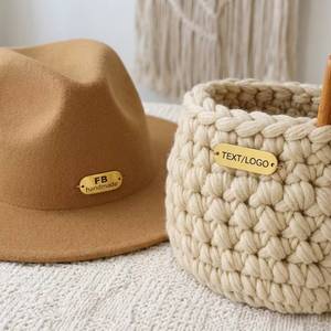 Colgantes con logotipo de moda personalizados, accesorios para la producción de bolsas de ropa, herrajes, placas de identificación metálicas en relieve, etiquetas de marca grabadas. - Product Image 5