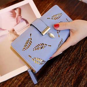 Nouvelle pochette pour femme en cuir véritable style occidental personnalisé avec des détails floraux en cuir véritable travaillé à la main et des coutures à la main - Product Image 1