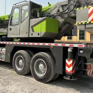 Grue sur camion ZOOMLION 70T d'occasion, très demandée, pour travaux de construction, avec moteur Weichai, boîte de vitesses et pompe hydraulique, faible consommation de carburant - Product Image 4