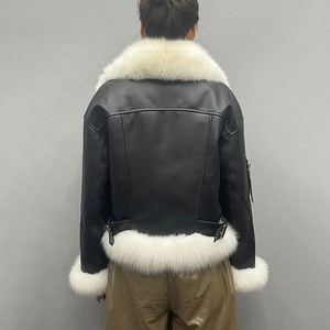 Giacca in Vera Pelle Nera <span class=keywords><strong>con</strong></span> Collo in Pelliccia Soffice, <span class=keywords><strong>Cappotto</strong></span> Corto da Donna in Pelliccia di Volpe <span class=keywords><strong>con</strong></span> Imbottitura in Piuma d'Oca - Product Image 3