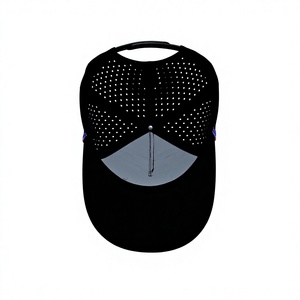 Casquette de golf noire personnalisée en gros à 5 panneaux avec corde, découpe laser perforée, logo en patch PVC, profil moyen et visière pré-courbée - Product Image 3