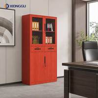 Armoire de bureau en acier grain de bois rouge avec porte vitrée, tiroirs verrouillables et étagères pour archives de travail