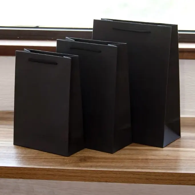 कस्टम लोगो चांदी लोगो काले मैट पेपर शॉपिंग बैग के लिए कागज वाहक बैग उपहार पैकेजिंग
