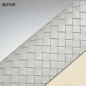 T-23 クリームとグレーの織り込みトートバッグ、ゴールドチェーンアクセント付きマルチウェイハンドバッグ、取り外し可能なクロスボディストラップで普段使いに最適 - Product Image 5