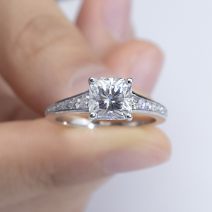 Anillo de diamantes con corte cojín de oro blanco de 14 quilates Messi Jewelry MSR-1402 para mujer - Product Image 4