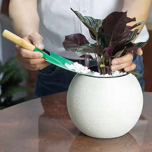 พลั่วตักดินขนาดเล็กพร้อมด้ามไม้ที่เหมาะสำหรับเด็ก - Product Image 5