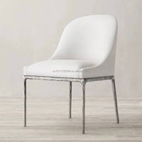 Chaise de salle à manger contemporaine de luxe moderne avec structure en métal martelé, dossier incurvé et revêtement rembourré, pour cuisine, restaurant, hôtel