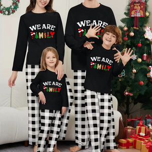 Conjunto <span class=keywords><strong>de</strong></span> Pijamas Navideños con Estampado 'Somos Familia' a Cuadros Blancos y Negros para Familias, Parejas y Perros - Product Image 1