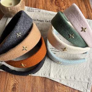 Serre-tête élégant en plastique et tissu à bord large avec étiquette dorée de 15 cm pour femme – Accessoire de mode pour cheveux - Product Image 6