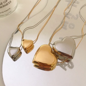 <span class=keywords><strong>Collana</strong></span> <span class=keywords><strong>con</strong></span> <span class=keywords><strong>Cuore</strong></span> <span class=keywords><strong>Grande</strong></span> e Piccolo in Acciaio Inossidabile Placcato Oro 18K, Catena a Maglia Serpente, Impermeabile e Antiossidante, Personalizzabile all'Ingrosso - Product Image 5