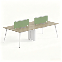 Système de bancs de travail pour 4 personnes avec boîte de prises centrale et structure modulaire de pieds partagés pour bureau