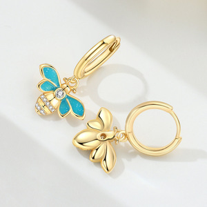 En stock: Pendientes/argollas de cobre blanco con diseño de abeja, diseño original, lujo discreto, nicho, accesorios de alta gama para mujer - Product Image 4