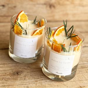 Vela aromática de soja hecha a mano en frasco de vidrio con rodajas de naranja secas y romero, decoración minimalista para el hogar, vela perfumada - Product Image 1