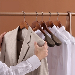 Cintres de costume en <span class=keywords><strong>bois</strong></span> d'épaule de marque de luxe logo personnalisé <span class=keywords><strong>cintre</strong></span> en velours antidérapant - Product Image 6