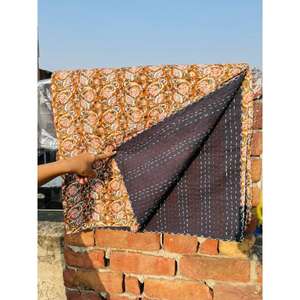 Elegante colcha Kantha de algodón con expresivos estampados hechos a mano y tela natural suave, diseñada para una decoración del hogar que se centra en la comodidad. - Product Image 2