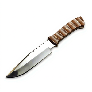 Couteau de chasse artisanal à lame fixe de type clip point, bord dentelé, manche en bois texturé personnalisé - Product Image 1