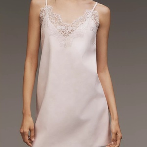 Robe Courte Décontractée à Motifs Floraux en Fausse Fourrure avec Bordure en Dentelle, Broderie et Logo Creux sur le Devant, Taille Naturelle, Idéale pour l'Été - Product Image 1