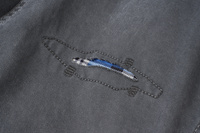 Jean baggy unisexe beige gris délavé avec imprimé graffiti intégral, coupe large, avec breloques en peluche et détails de chaînes colorées