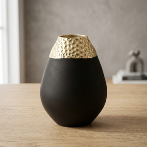 Jarrón de Mesa Moderno Esculpido en Metal Negro con Borde Texturizado Dorado, Diseño Escultural Decorativo Contemporáneo Hecho a Mano - Product Image 5