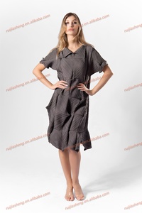 Robes plissées Miyake de haute qualité pour femmes, grande taille, couleur grise, manches courtes, design irrégulier, robes modestes pour femmes - Product Image 2
