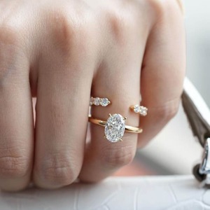 Bague solitaire minimaliste en or jaune massif 18 carats avec diamant de laboratoire taille ovale, quatre griffes, pour femme - Product Image 2