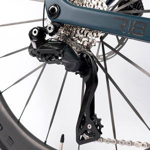 Vélo <span class=keywords><strong>de</strong></span> <span class=keywords><strong>route</strong></span> en fibre <span class=keywords><strong>de</strong></span> carbone R18, 105 R7120, 24 vitesses, système complet d'engrenages, frein à disque hydraulique, roues en carbone légères <span class=keywords><strong>de</strong></span> 58 mm, course - Product Image 4