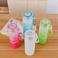 Vente en gros d'usine, gobelet en verre portable avec logo personnalisé, gobelet en verre givré à dégradé de couleur avec poignée