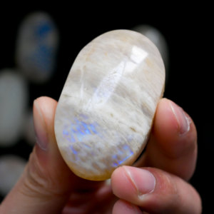 Pierre de méditation en pierre de lune jaune polie, pierre de méditation pour la réflexion, cristal de guérison pour le Reiki, soulagement de l'anxiété, décoration intérieure, vente en gros - Product Image 1