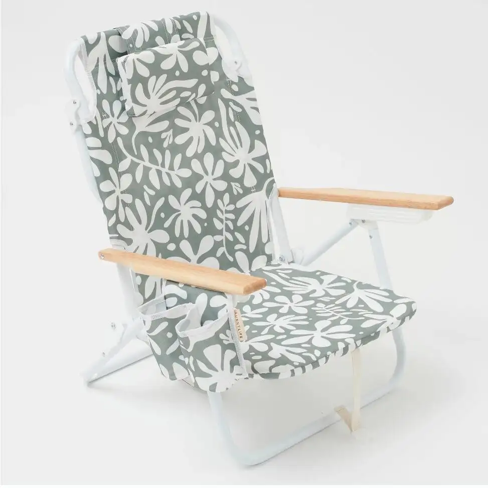 사용자 정의 도매 야외 프리미엄 리조트 럭셔리 비치 의자 w 음료 홀더, 빈티지 조정 가능한 나무 팔걸이 안락 의자