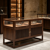 Vitrines personnalisées pour les boutiques de cadeaux haut de gamme et les magasins de luxe : créer une ambiance de luxe raffiné et subtil