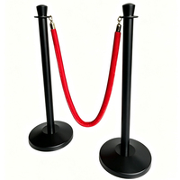 Poteau de guidage de foule noir mat avec corde en velours rouge pour événements hôteliers et VIP