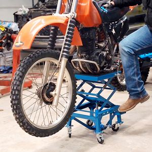 Elevador de motocicleta hidráulico manual negro tipo tijera con capacidad de 300 lb, con ruedas de paso y rampas D0100XUYS27 Hidráulico M - Product Image 1