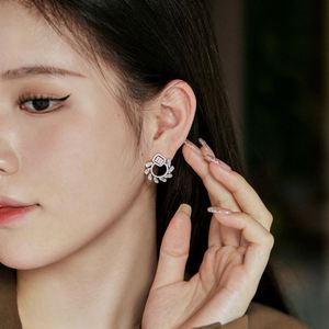 Pendientes de Aro de Plata S925 Dylam Trendy con Forma de Sol Divergente y Diamantes Pavé Baguette de Circonita Cúbica AAAAA - Product Image 2