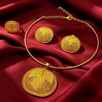 Ensemble de bijoux tendance pour jeunes mariés : boucles d'oreilles, collier et bague
