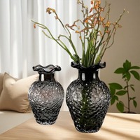 Vase en verre artisanal et peint à la main, style minimaliste américain, couleur crème, bord festonné fraise, design moderne du milieu du siècle, ornement de bureau pour