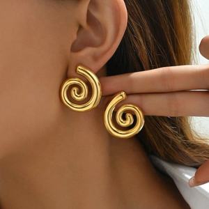 Pendientes de tuerca geométricos minimalistas de acero inoxidable chapados en oro de 18 quilates con diseño de espiral hueca, personalizados al por mayor para mujer - Product Image 1
