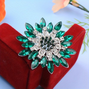 Broche florale créative avec pierres précieuses vertes et design magnifique - Product Image 1
