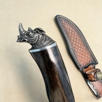 Couteau de chasse tactique de survie en plein air personnalisable OEM, forgé en Damas VG10, à lame droite, manche en bois, étui en cuir