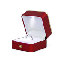 Boîte à bijoux verte avec bordure dorée et lumière LED pour pendentif, bague, collier, bracelet (style rectangulaire/carré tendance)