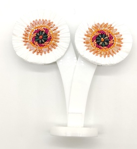 Pendientes esmaltados de margaritas para mujer, cuentas blancas y de colores, regalo de joyería especial para Diwali y Navidad, venta al por mayor - Product Image 4