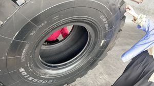 Neumáticos Radiales para Camiones de Alta Calidad y Resistencia 23.5R25 y 17.5R25, Diseño Sin Cámara de Goma Sólida, Hechos en China - Product Image 4